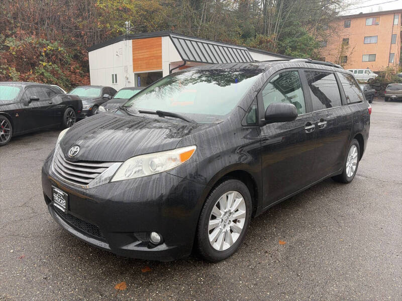 2015 Toyota Sienna XLE's photo