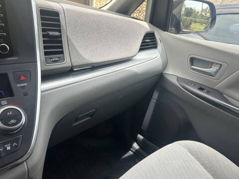 2018 Toyota Sienna LE 8-Passenger
