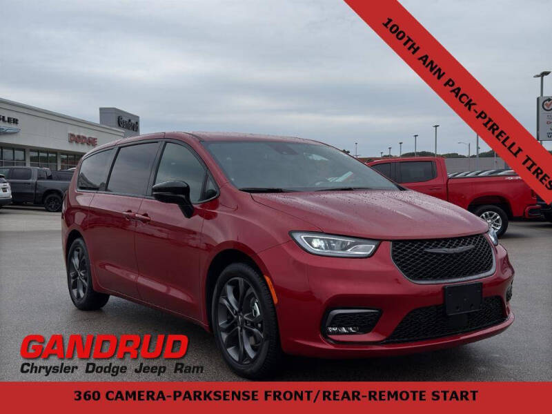 2026 Chrysler Pacifica Select's photo