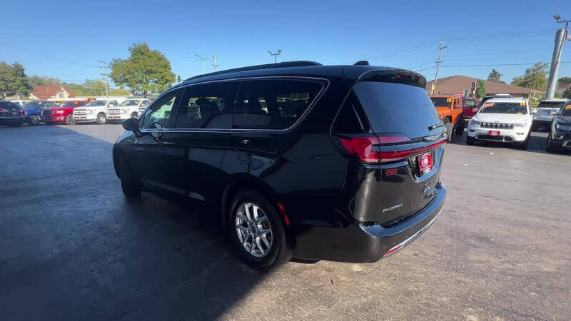 2022 Chrysler Pacifica Touring L photo 2