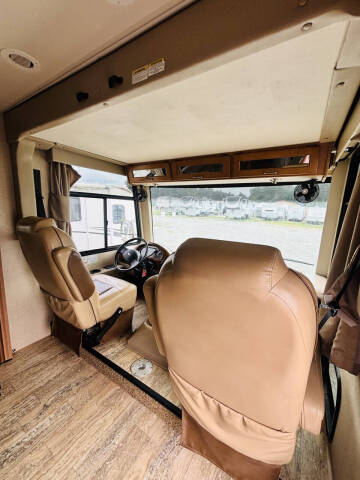 2017 Thor Motor Coach Hurricane 31S