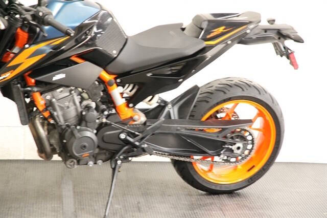 2022 KTM 890 Duke R