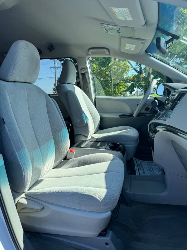 2013 Toyota Sienna LE 8-Passenger