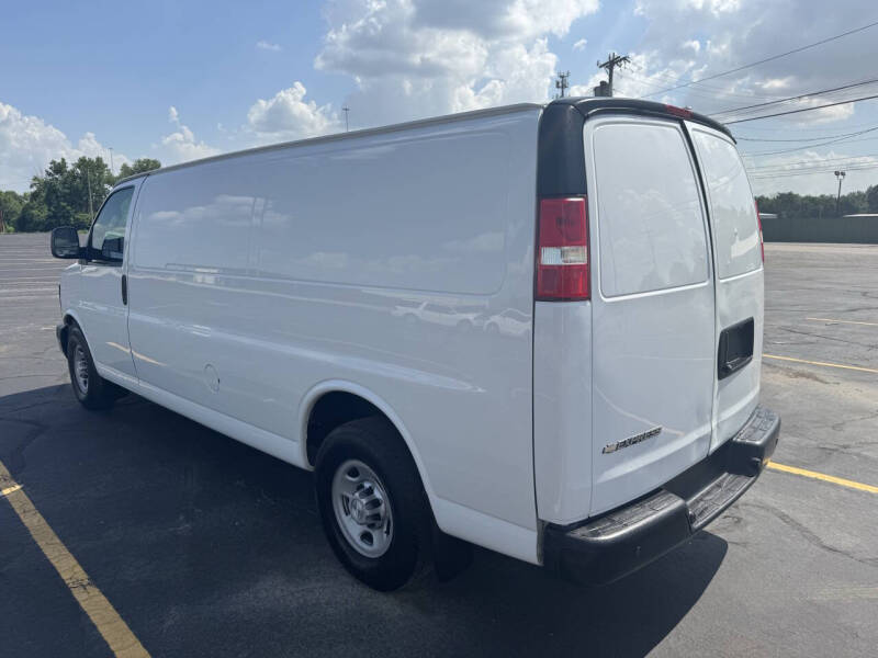 Image 3 of 2017 Chevrolet Express 3500