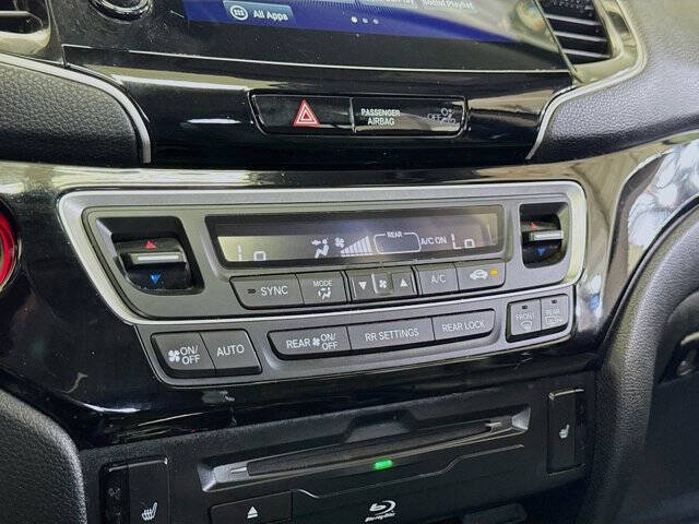 2022 Honda Pilot Touring w/Rear Captain's Chairs