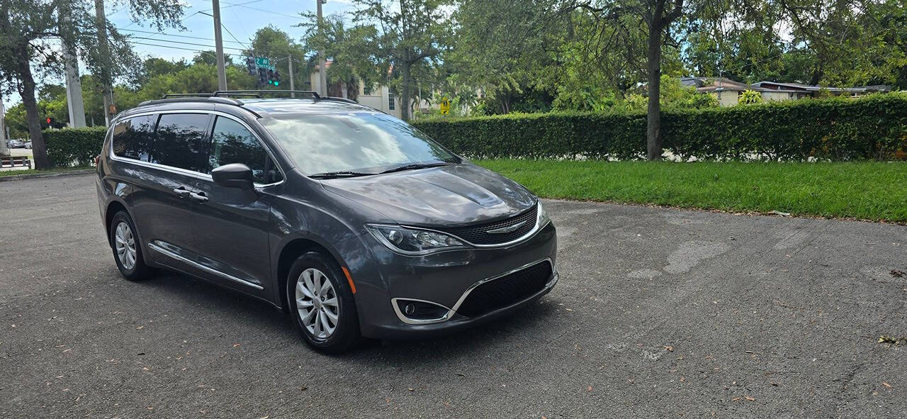 2017 Chrysler Pacifica for sale at All About Wheels Inc in Miami, FL