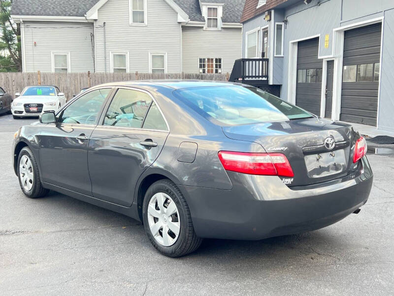 2009 Toyota Camry LE photo 4