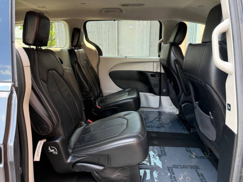 2017 Chrysler Pacifica Touring-L