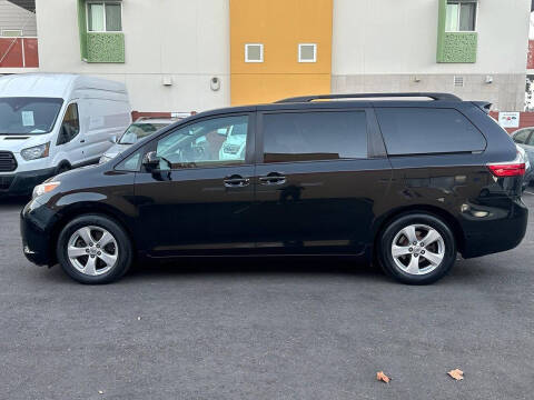 2017 Toyota Sienna LE 8-Passenger