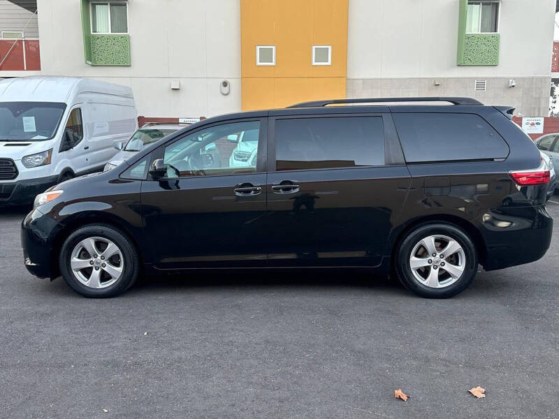 2017 Toyota Sienna LE 8-Passenger