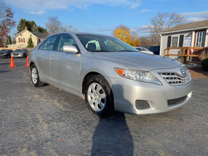 2011 Toyota Camry LE photo 3