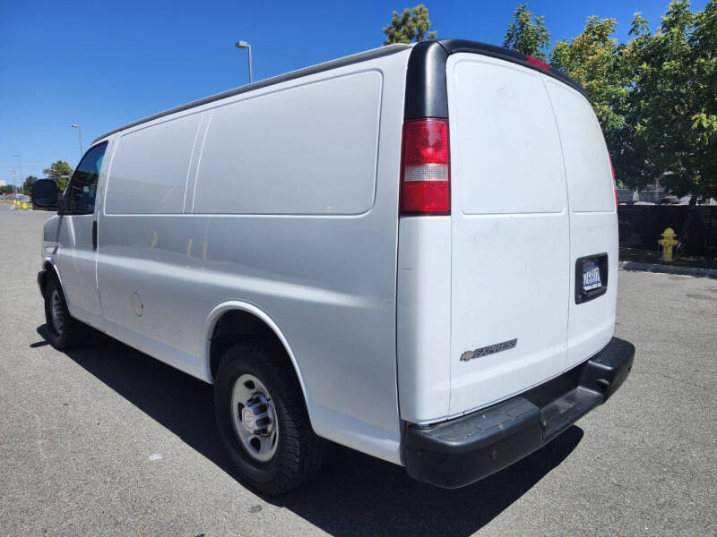 2019 Chevrolet Express 2500 Cargo Van photo 3