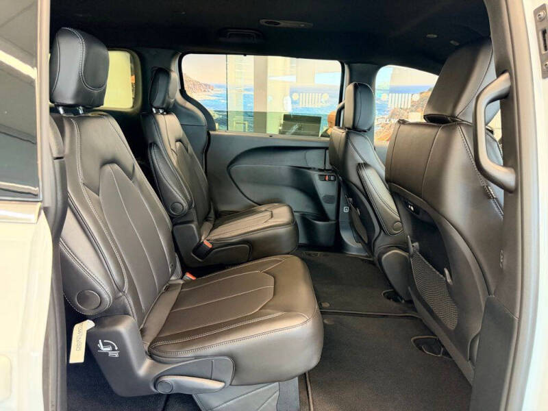 2027 Chrysler Pacifica Select