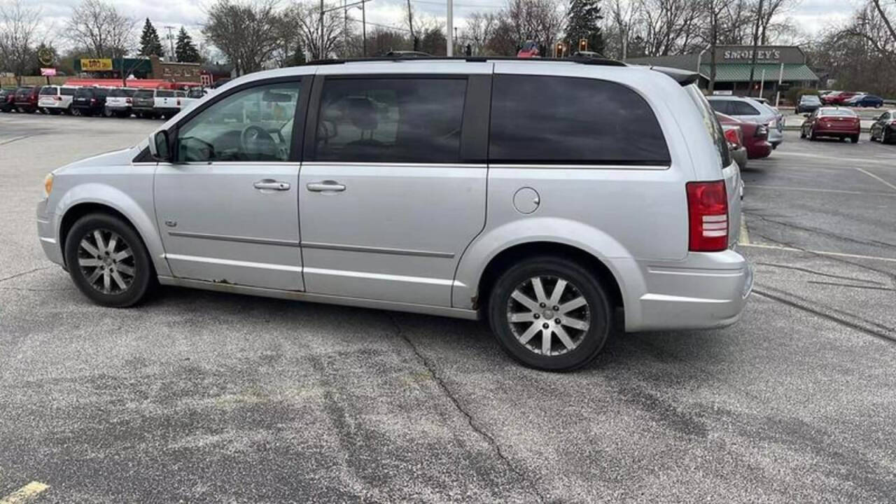 2009 Chrysler Town and Country for sale at Used Cars Toledo in Oregon, OH