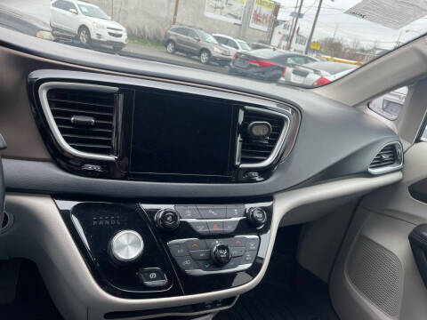 2017 Chrysler Pacifica Touring-L