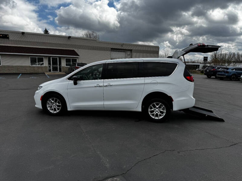 2025 Chrysler Pacifica Select