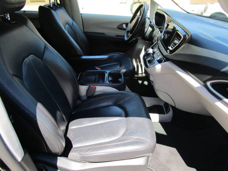 2017 Chrysler Pacifica Touring-L