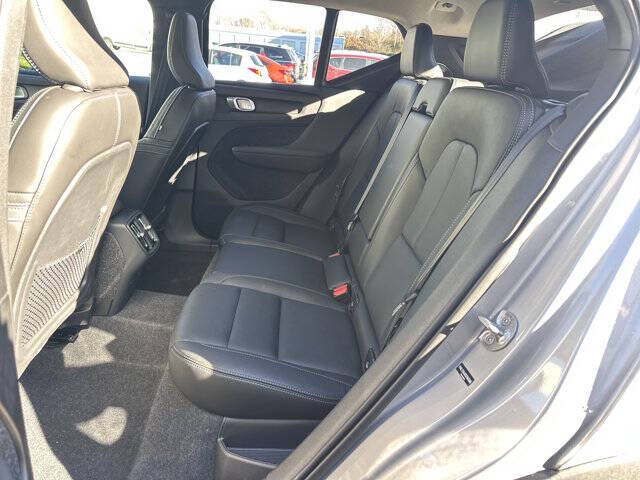 2025 Volvo XC40 B5 Core Bright Theme