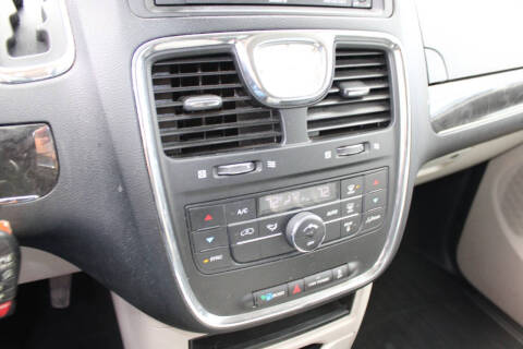 2016 Chrysler Town and Country Touring