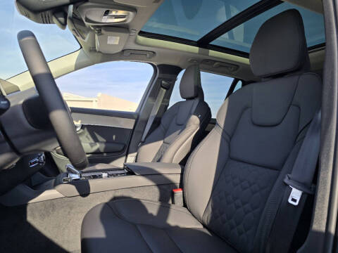 2025 Volvo XC90 B5 Plus Bright Theme 7P