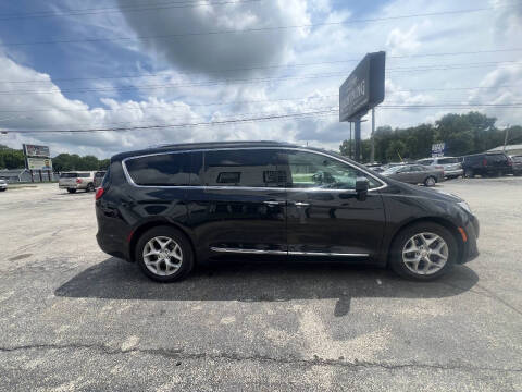 2017 Chrysler Pacifica Touring-L Plus