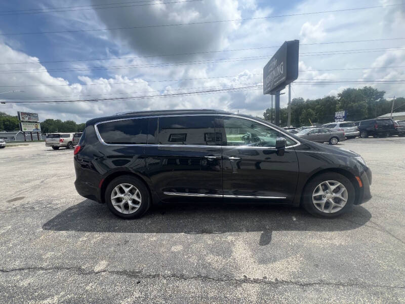 2017 Chrysler Pacifica Touring-L Plus