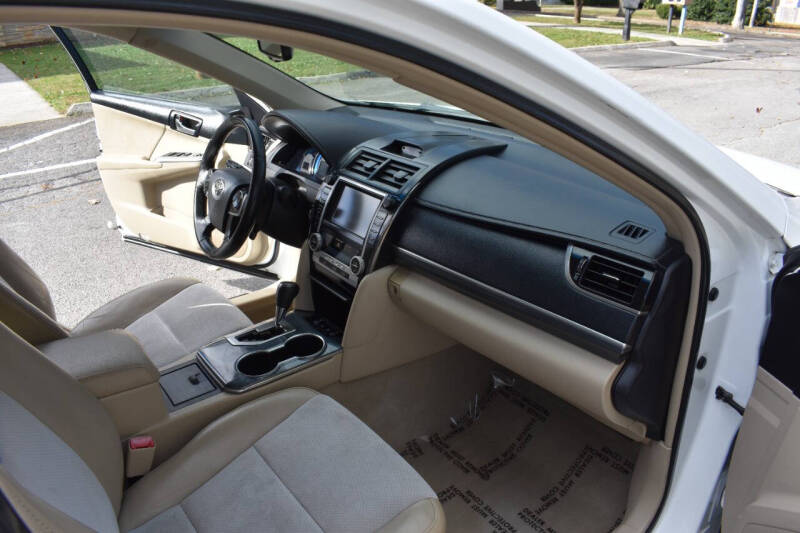 2012 Toyota Camry XLE Hybrid photo 16