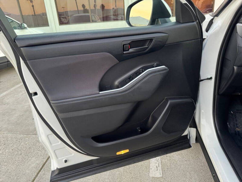 2022 Toyota Highlander LE