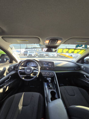 2024 Hyundai Elantra SE