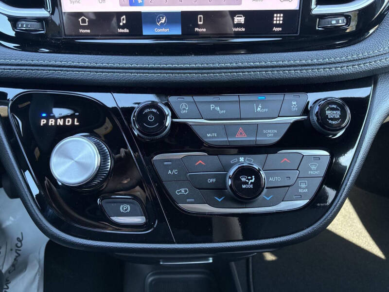2027 Chrysler Pacifica Select