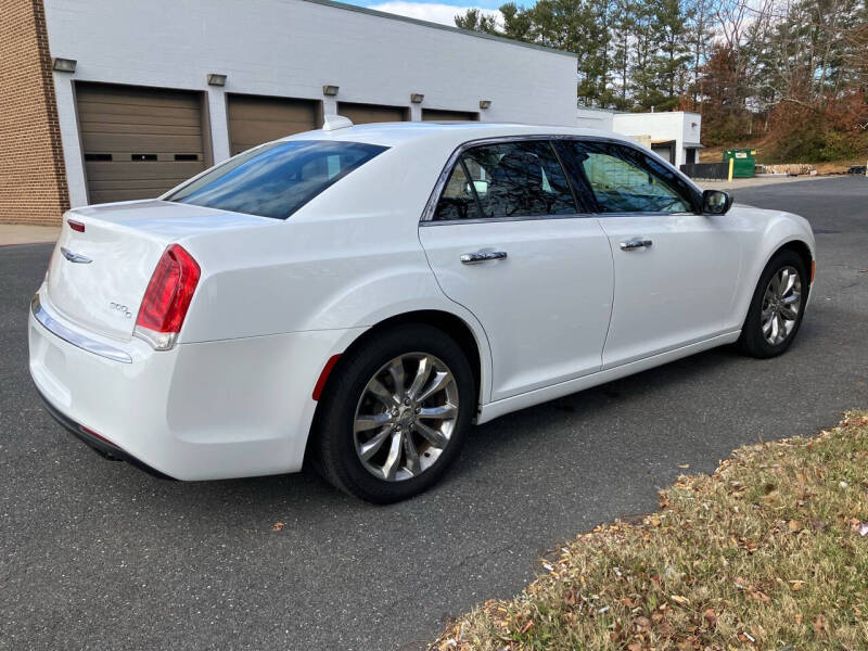 2017 Chrysler 300 C photo 3