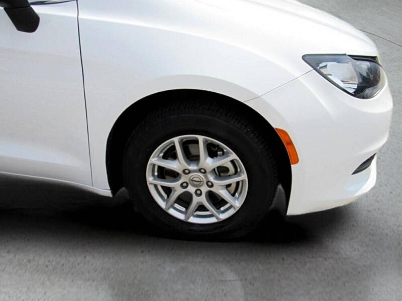 2022 Chrysler Voyager LX