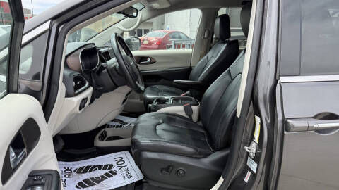 2017 Chrysler Pacifica Hybrid Premium
