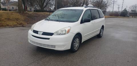 2005 Toyota Sienna for sale at EXPRESS MOTORS in Grandview MO