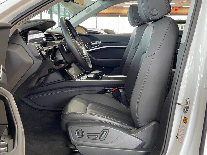 2022 Audi e-tron quattro Premium Plus