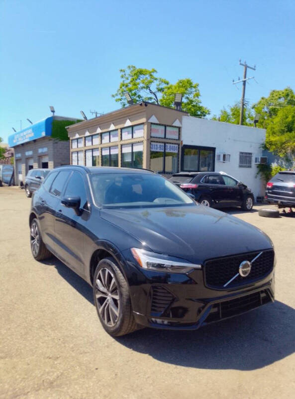 2025 Volvo XC60 B5 Plus Dark Theme