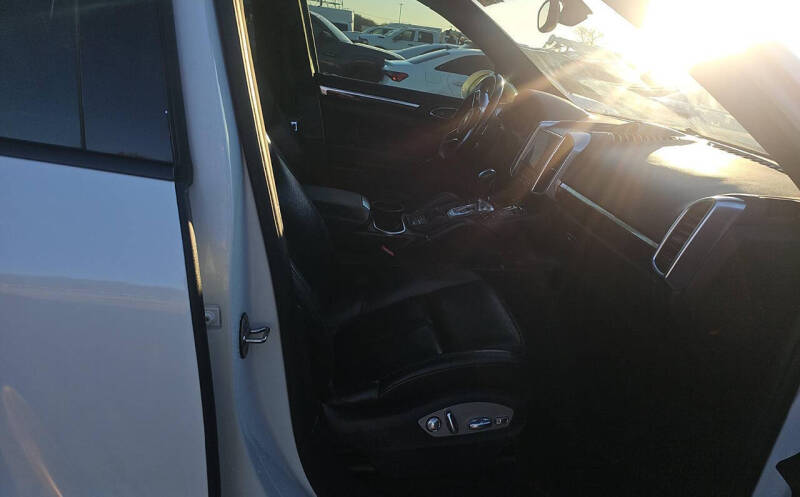 2017 Porsche Cayenne Platinum Edition