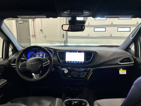 2027 Chrysler Pacifica Select