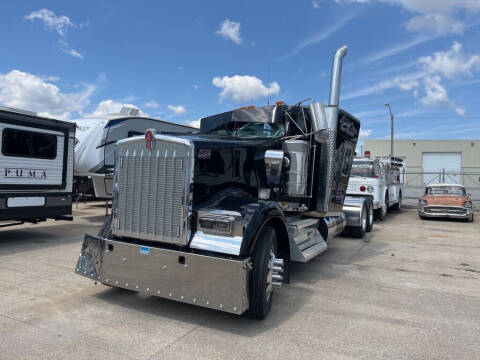 2022 Kenworth W900