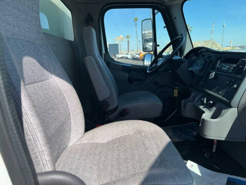 2013 Freightliner M2 106