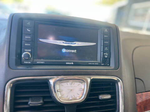 2015 Chrysler Town and Country Touring-L