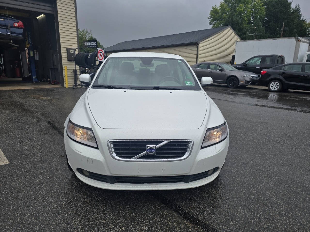 2008 Volvo S40 for sale at QUEENSGATE AUTO SALES in York, PA