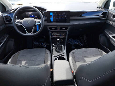 2025 Volkswagen Taos SE Black