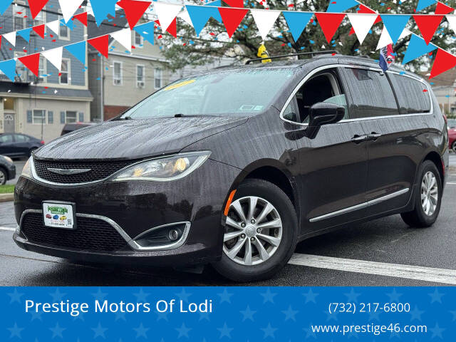 2017 Chrysler Pacifica Touring-L's photo