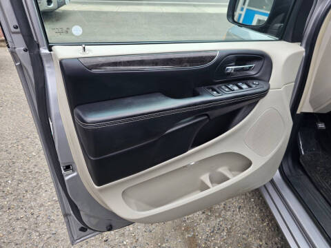 2016 Chrysler Town and Country Touring