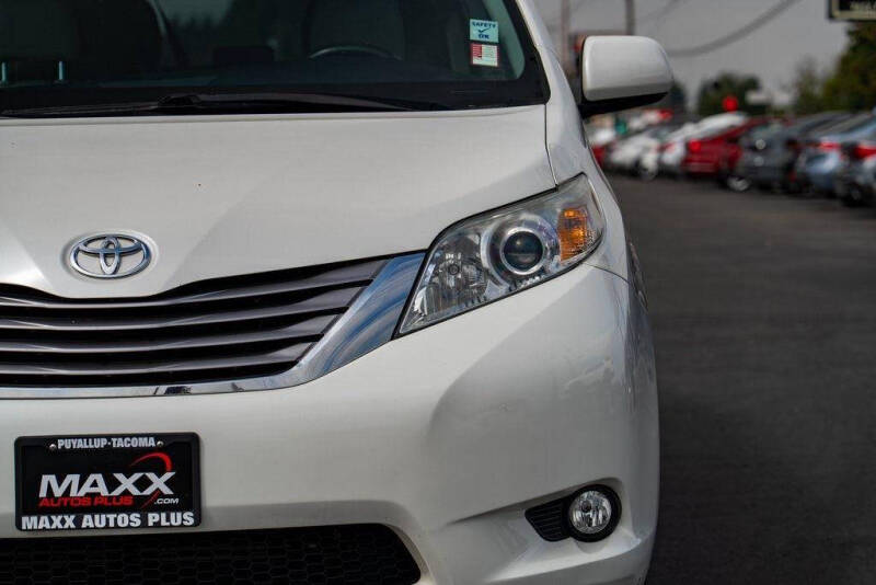 2017 Toyota Sienna XLE Premium 7-Passenger