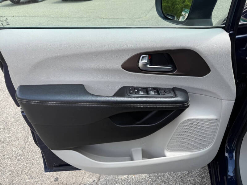 2020 Chrysler Voyager LX