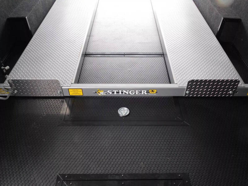 2025 United Trailers USH 28' Stacker Race Trailer L