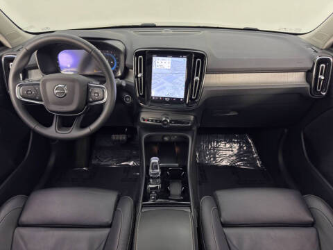 2023 Volvo XC40 B5 Ultimate Dark Theme