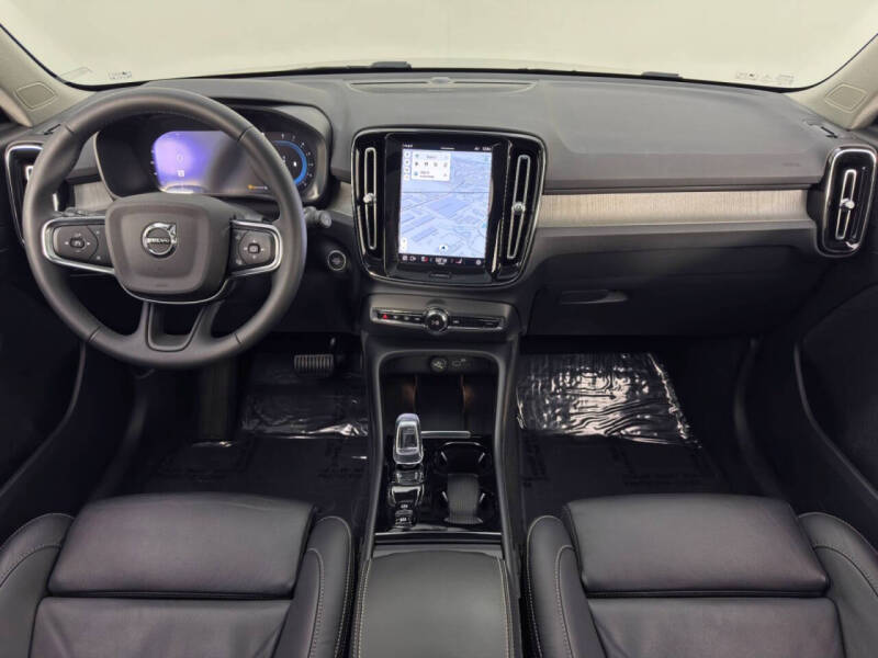 2023 Volvo XC40 B5 Ultimate Dark Theme